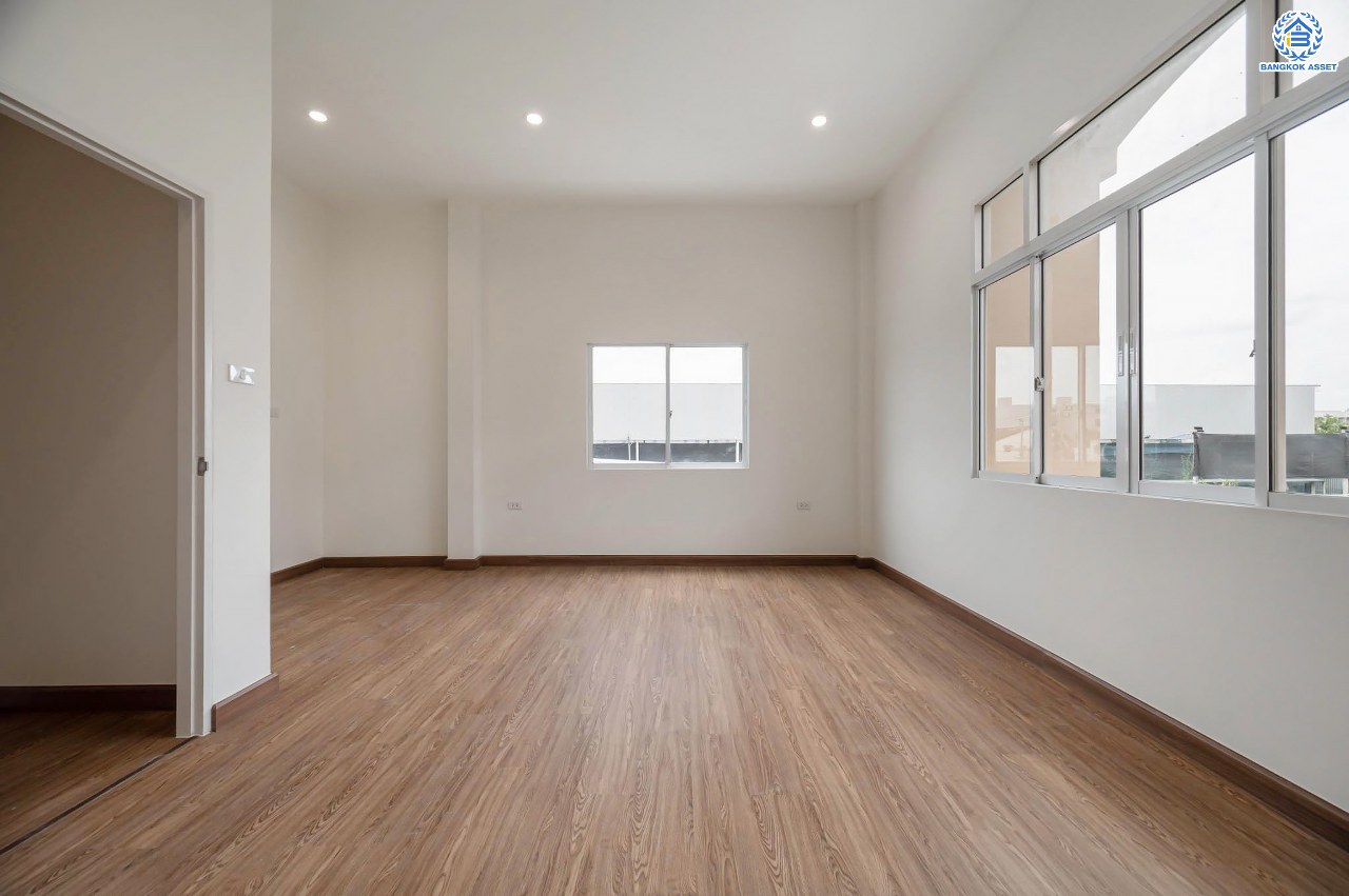 บ้านมือสองตกแต่งใหม่ โครงการ ปริญลักษณ์ วงแหวน-สาทร หลังมุม เนื้อที่ 36.9 ตร.ว. ฟังก์ชัน 3 ห้องนอน 4 ห้องน้ำ 2 ที่จอดรถ ภายในกว้าง พื้นที่ใช้สอยเยอะ บนทำเลเดินทางสะดวก ติดถนนกาญจนาภิเษก เชื่อมต่อถนนเพชรเกษม, ถนนกัลปพฤกษ์ ใกล้รถไฟฟ้าสายสีน้ำเงิน "สถานีหลักสอง"